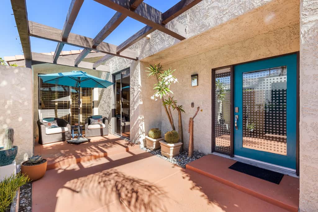 Dos Gals Desert Digs