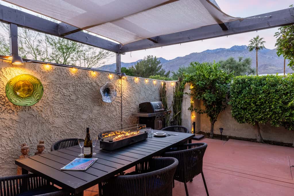 Dos Gals Desert Digs