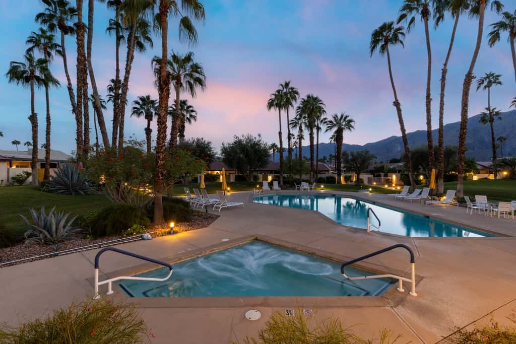 Dos Gals Desert Digs