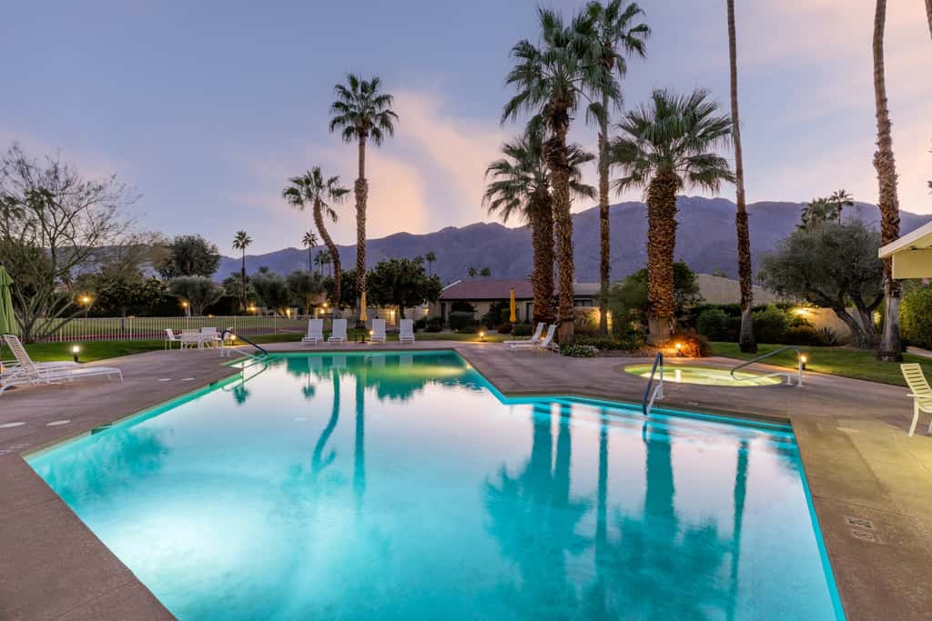 Dos Gals Desert Digs
