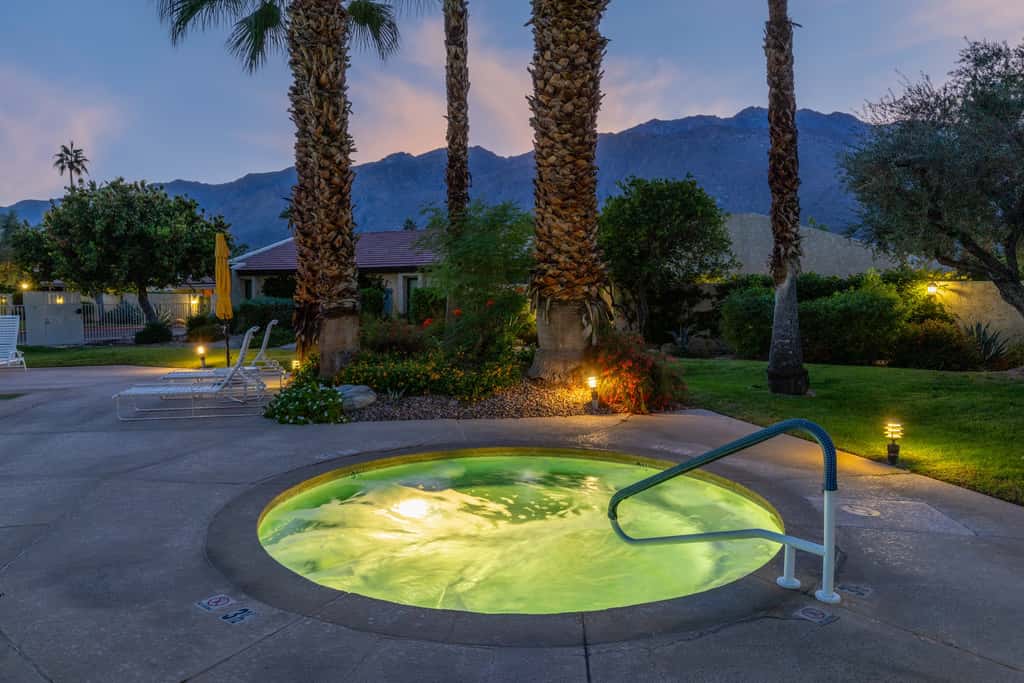 Dos Gals Desert Digs