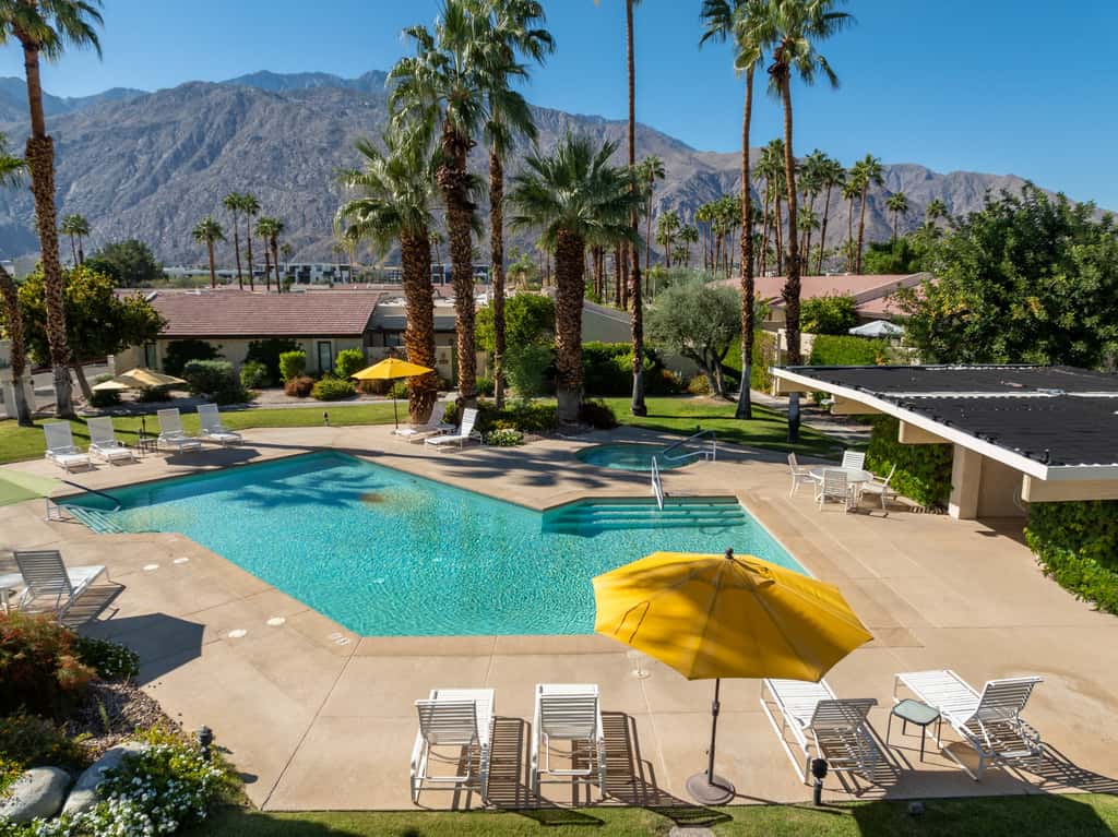 Dos Gals Desert Digs