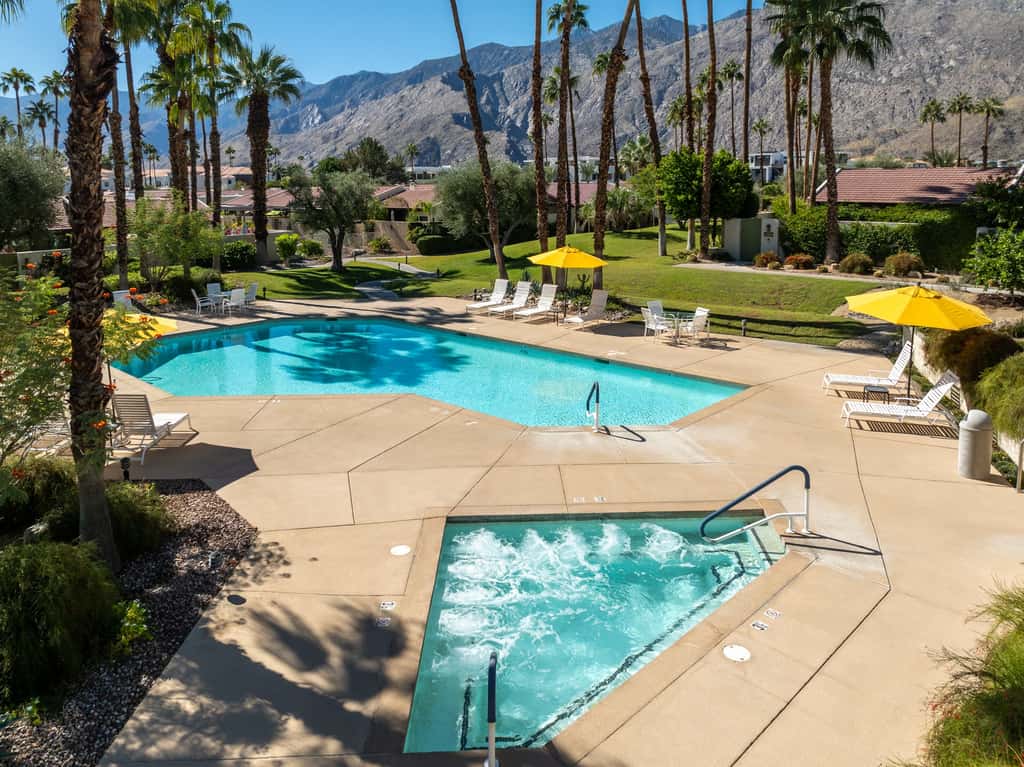 Dos Gals Desert Digs