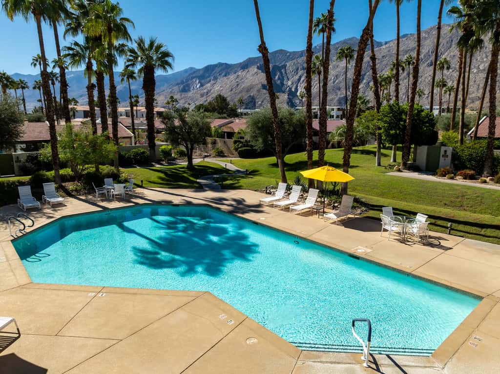 Dos Gals Desert Digs