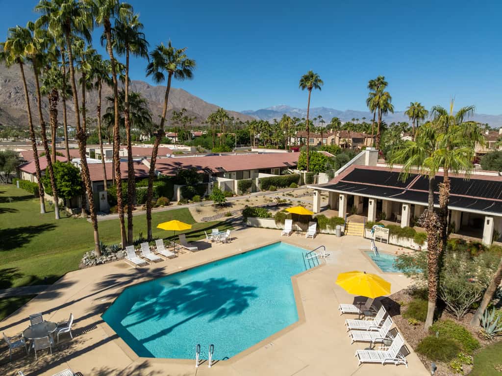 Dos Gals Desert Digs