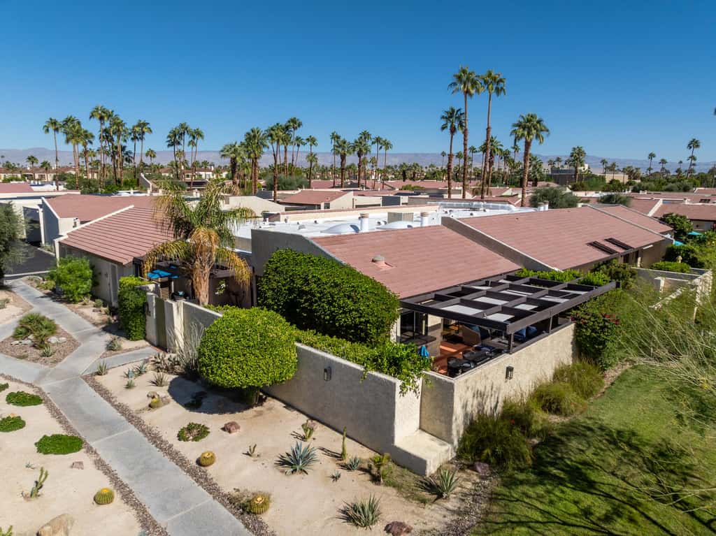 Dos Gals Desert Digs