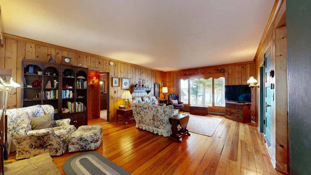 Historic farmhouse, 2 kitchens, lake access with kayak & paddle board, fire pit & stunning views