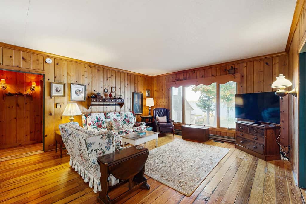 Historic farmhouse, 2 kitchens, lake access with kayak & paddle board, fire pit & stunning views