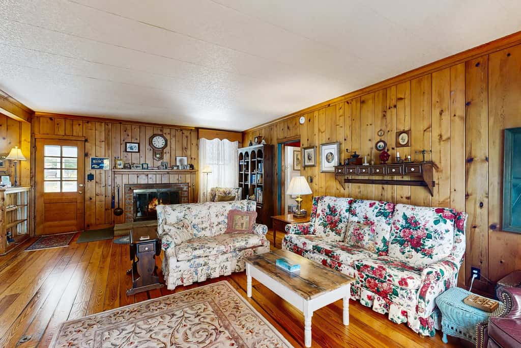 Historic farmhouse, 2 kitchens, lake access with kayak & paddle board, fire pit & stunning views