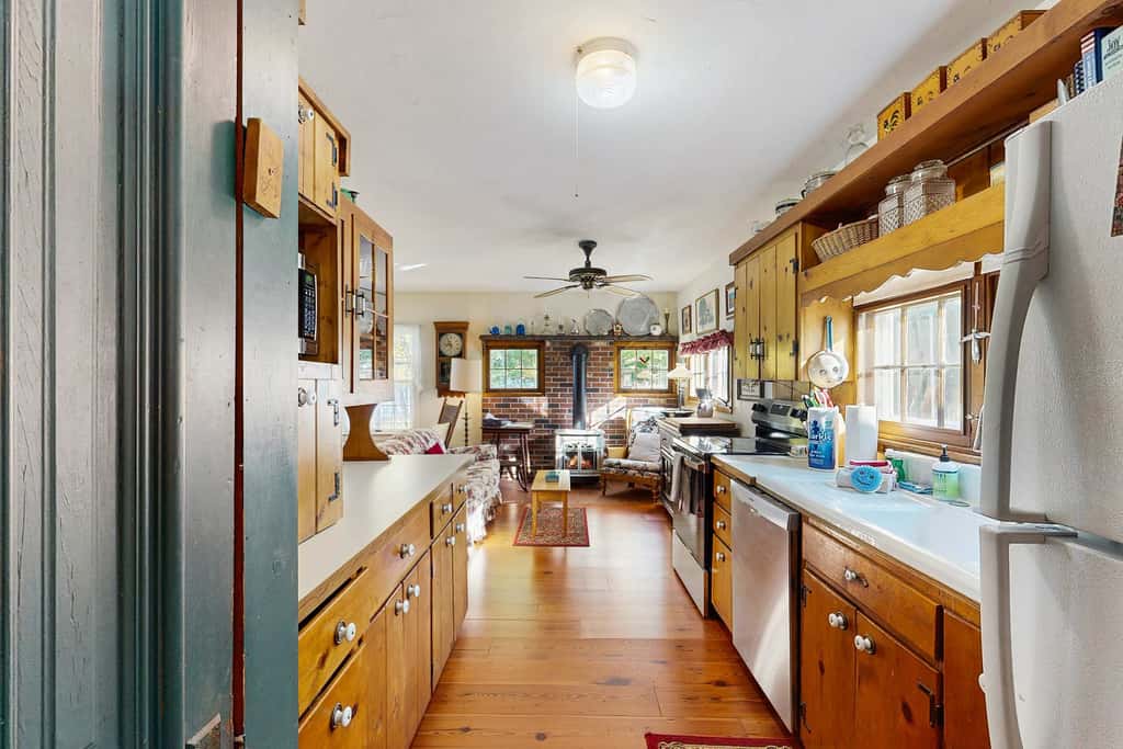 Historic farmhouse, 2 kitchens, lake access with kayak & paddle board, fire pit & stunning views