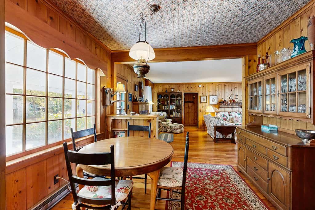 Historic farmhouse, 2 kitchens, lake access with kayak & paddle board, fire pit & stunning views