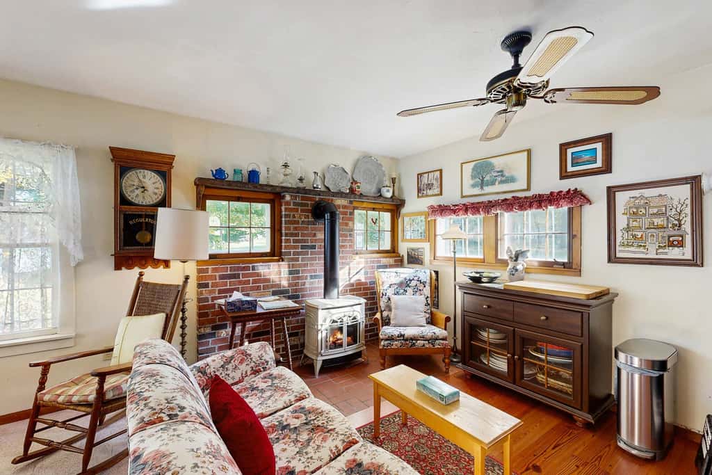 Historic farmhouse, 2 kitchens, lake access with kayak & paddle board, fire pit & stunning views