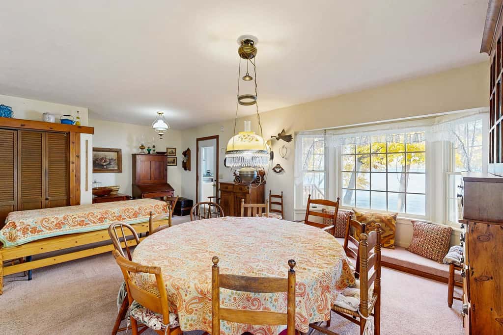 Historic farmhouse, 2 kitchens, lake access with kayak & paddle board, fire pit & stunning views