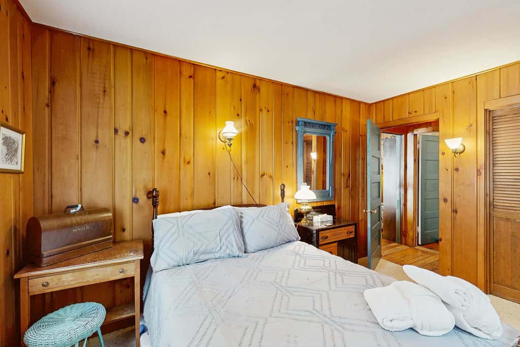 Historic farmhouse, 2 kitchens, lake access with kayak & paddle board, fire pit & stunning views