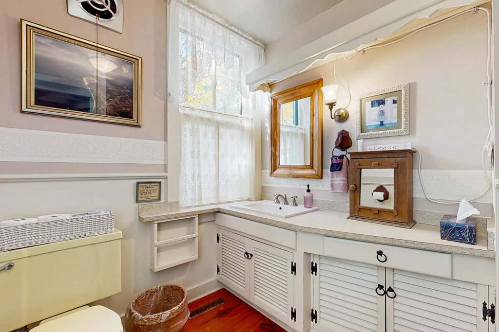 Historic farmhouse, 2 kitchens, lake access with kayak & paddle board, fire pit & stunning views
