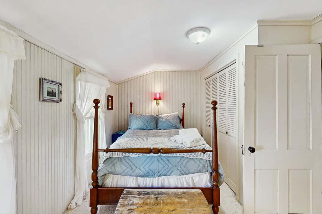 Historic farmhouse, 2 kitchens, lake access with kayak & paddle board, fire pit & stunning views