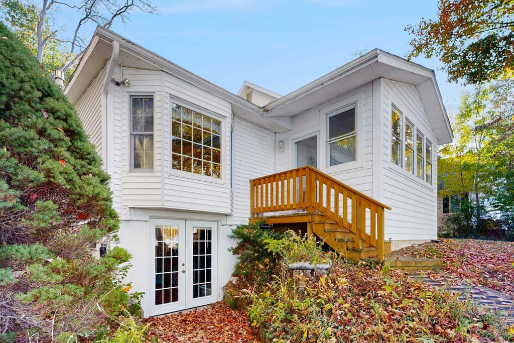 Historic farmhouse, 2 kitchens, lake access with kayak & paddle board, fire pit & stunning views