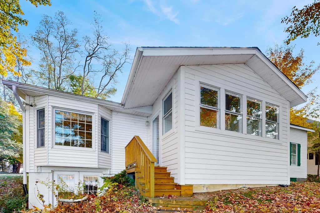 Historic farmhouse, 2 kitchens, lake access with kayak & paddle board, fire pit & stunning views