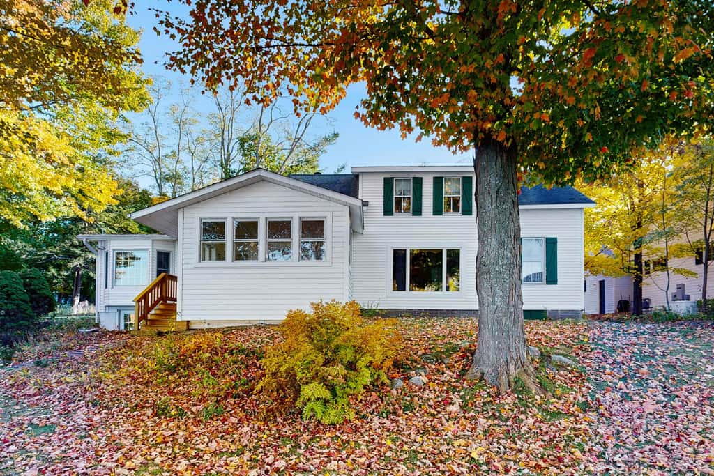 Historic farmhouse, 2 kitchens, lake access with kayak & paddle board, fire pit & stunning views