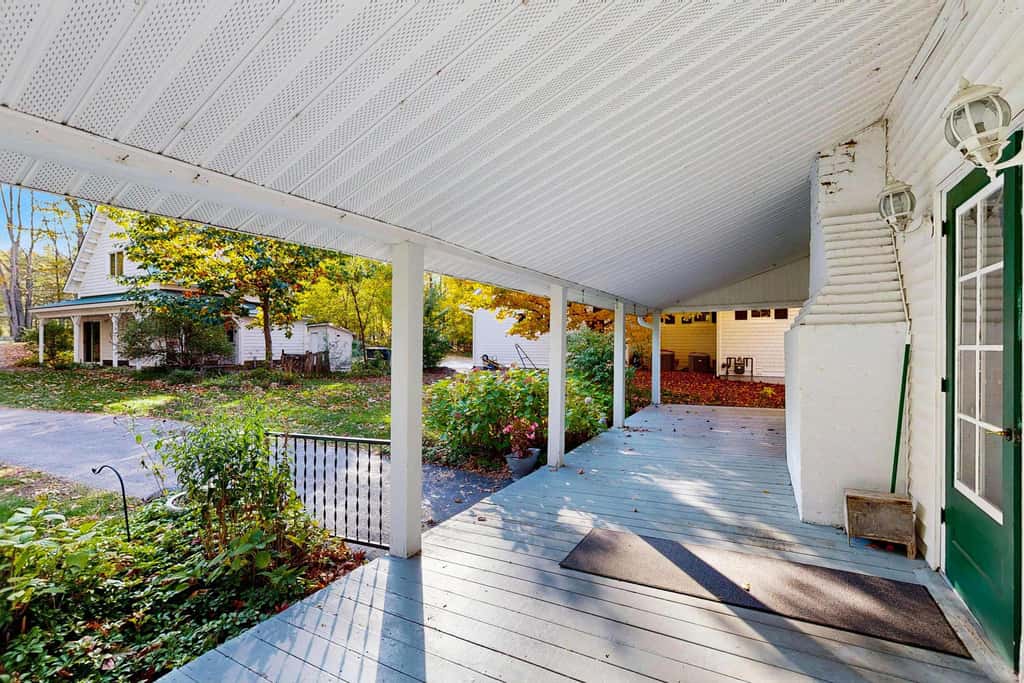 Historic farmhouse, 2 kitchens, lake access with kayak & paddle board, fire pit & stunning views