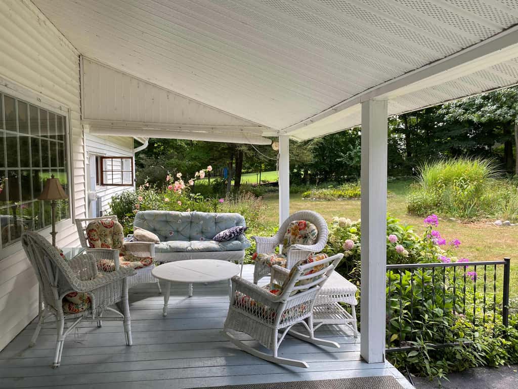 Historic farmhouse, 2 kitchens, lake access with kayak & paddle board, fire pit & stunning views