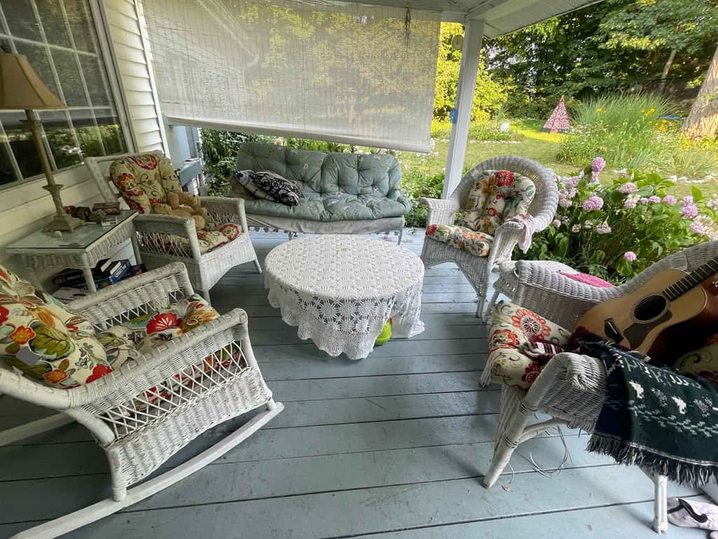 Historic farmhouse, 2 kitchens, lake access with kayak & paddle board, fire pit & stunning views