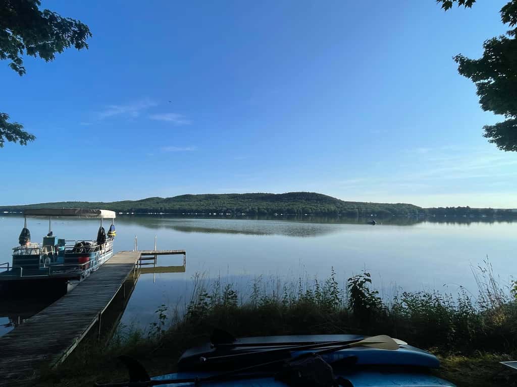 Historic farmhouse, 2 kitchens, lake access with kayak & paddle board, fire pit & stunning views