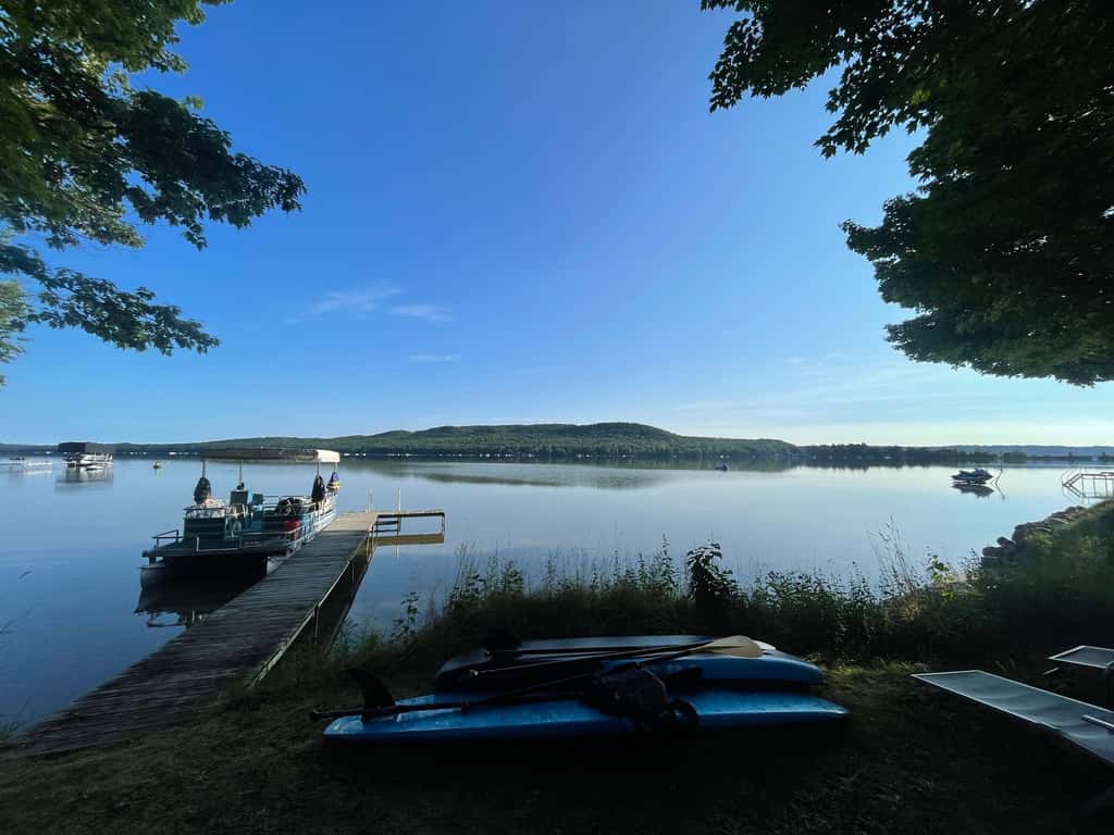 Historic farmhouse, 2 kitchens, lake access with kayak & paddle board, fire pit & stunning views