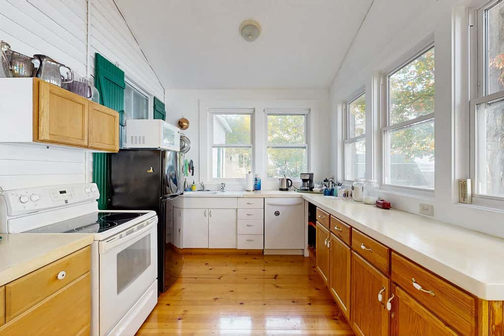 Lakefront retreat with 3 dwellings, fire pit, dock, kayaks, paddleboards & stunning Glen Lake views