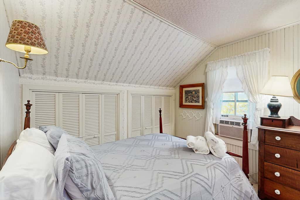 Lakefront retreat with 3 dwellings, fire pit, dock, kayaks, paddleboards & stunning Glen Lake views