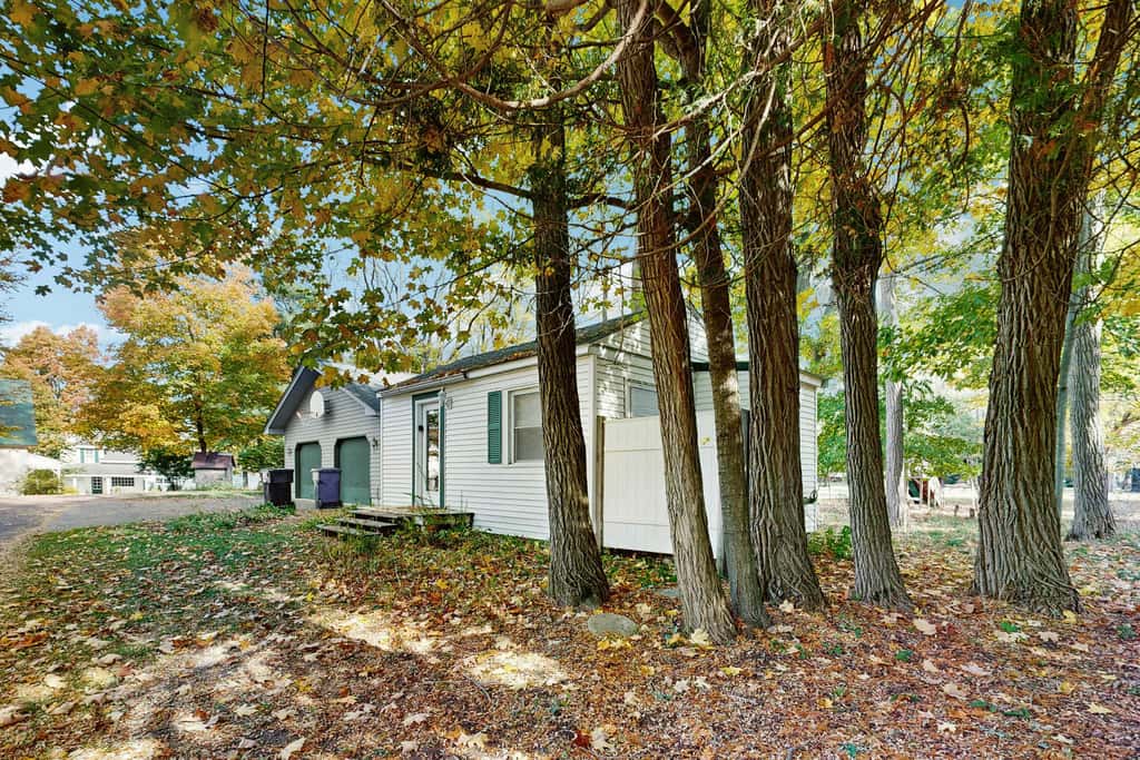 Lakefront retreat with 3 dwellings, fire pit, dock, kayaks, paddleboards & stunning Glen Lake views