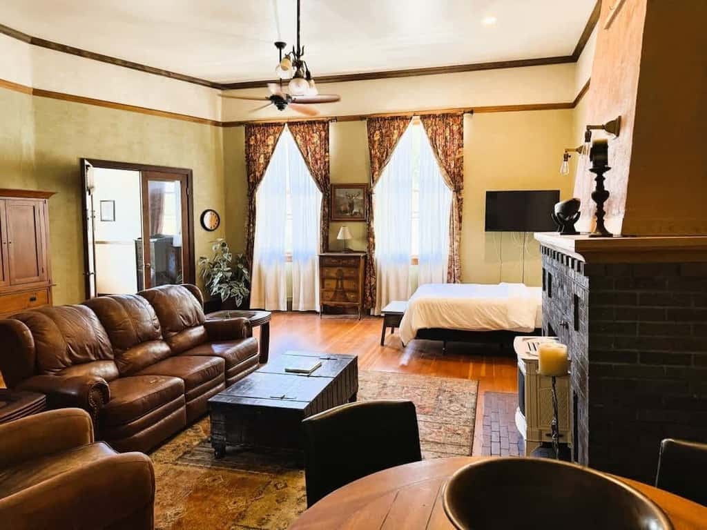 Lake Access Apartment Near One Shot Charlie's