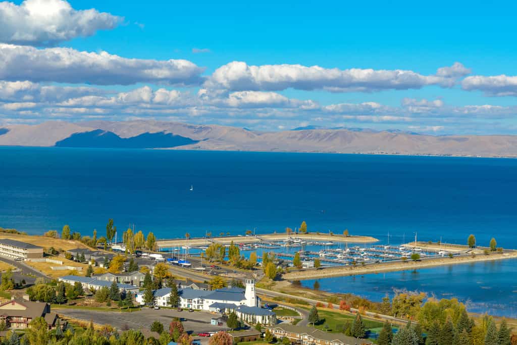 bear lake utah idaho with mountains in the background