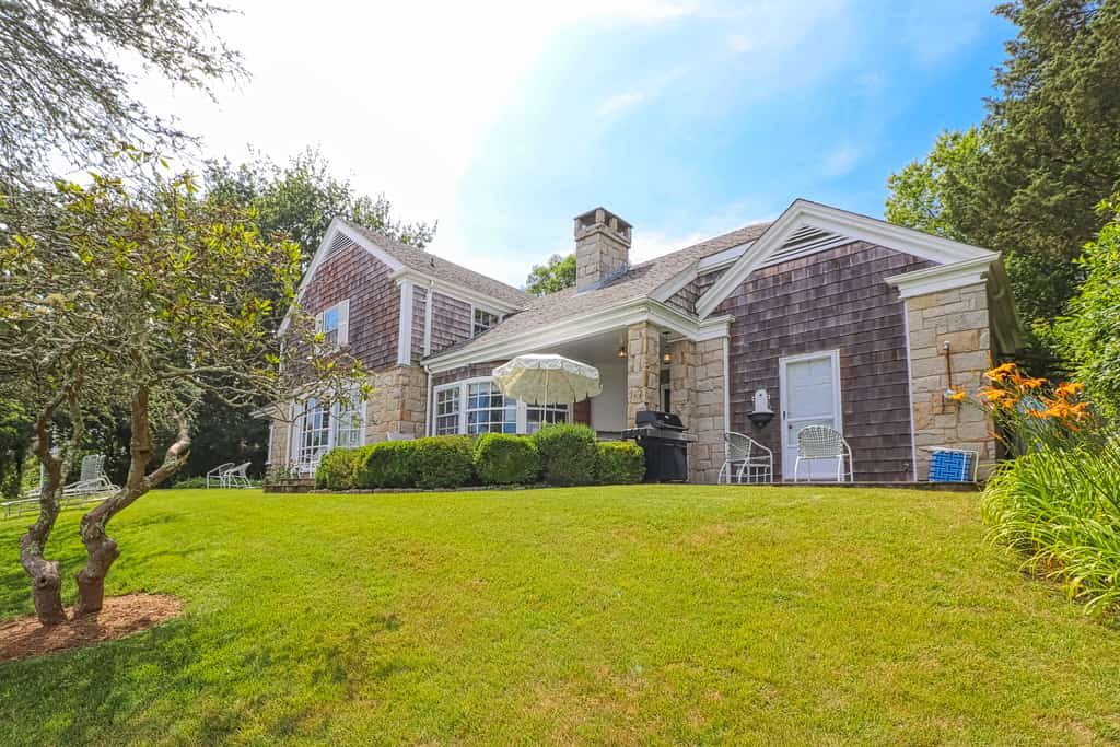 Vineyard Haven vacation home with manicure lawns