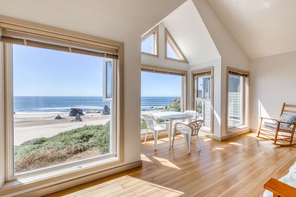 The living area of a Bandon, OR condo rental