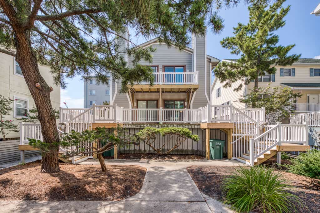 ocean city, md spacious condo with expansive deck and second-floor balcony