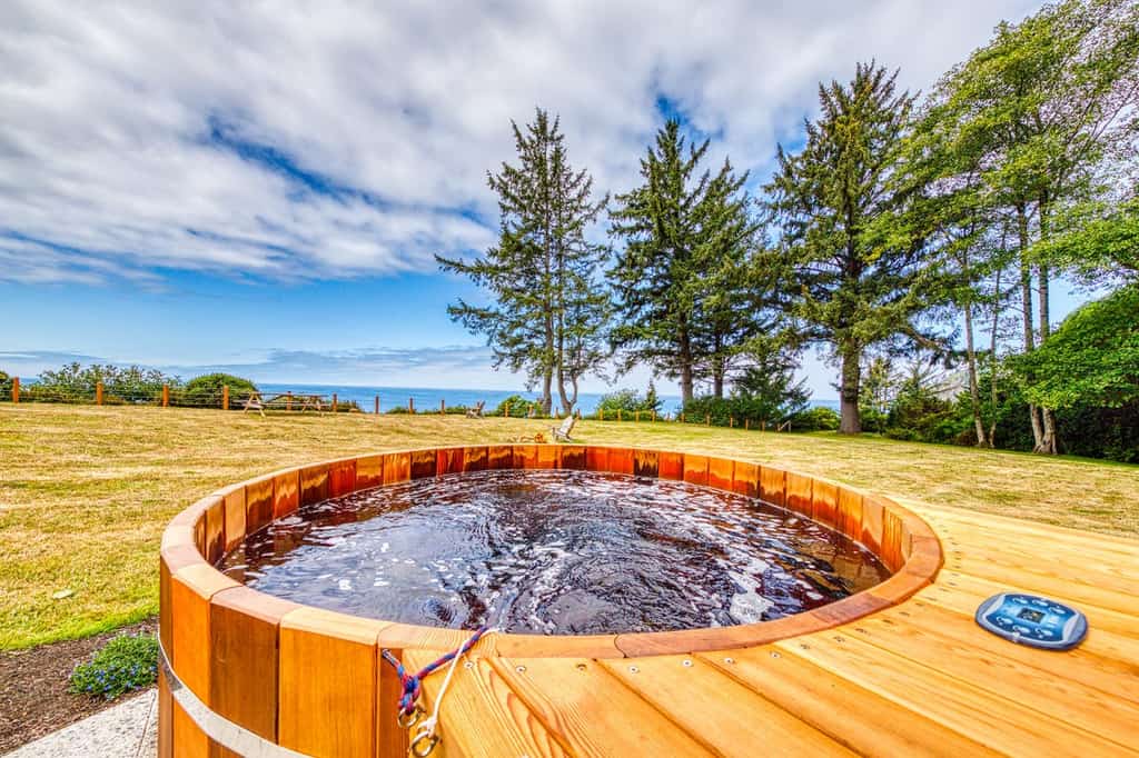 oregon coast vacation rental with oceanfront hot tub