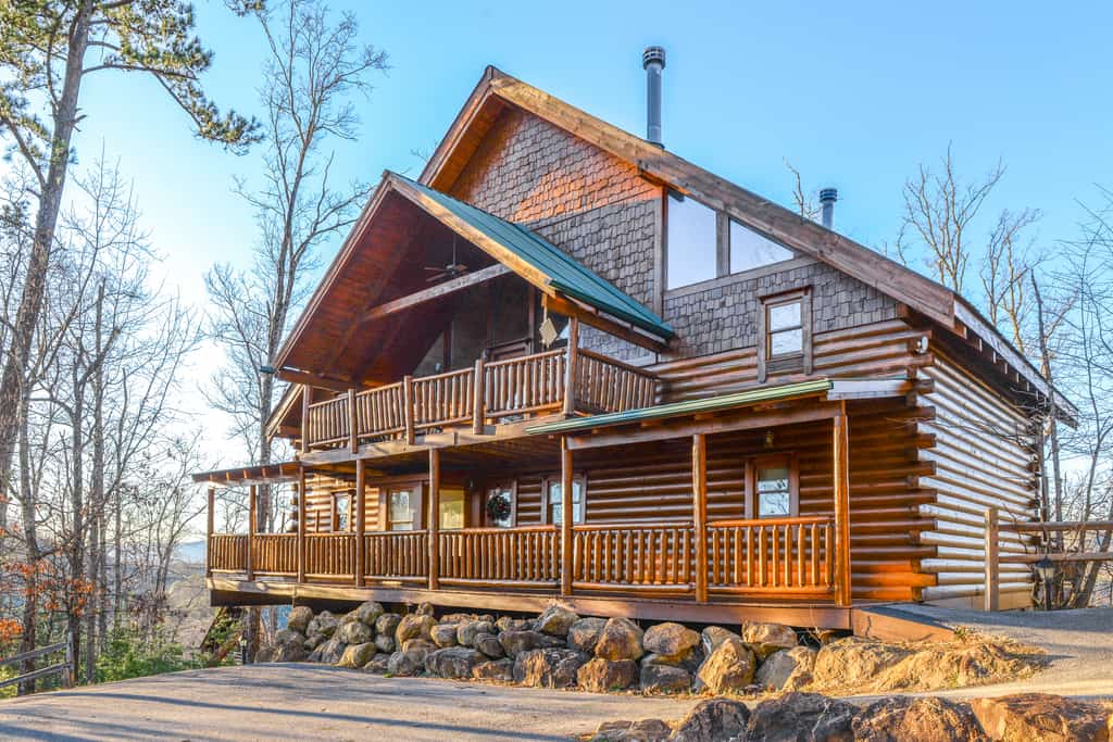 mountainside log cabin in Tennessee with wraparound deck