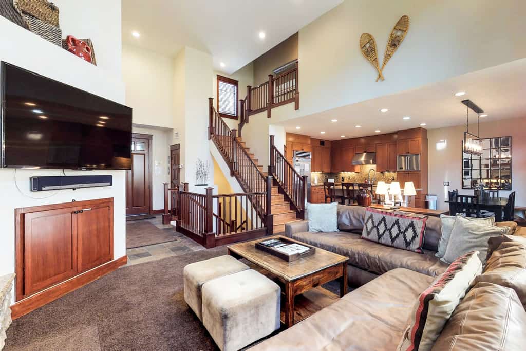 mammoth lakes vacation home with big comfy couch and large flat screen