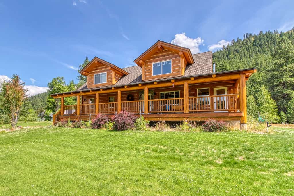 leavenworth cabin with large grassy yard