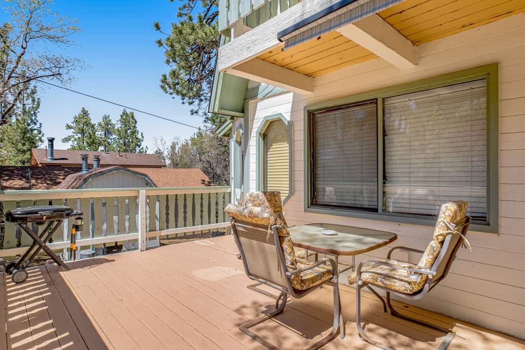 The outdoor social area with table and chairs at a vacation rental in Sugarloaf, CA.