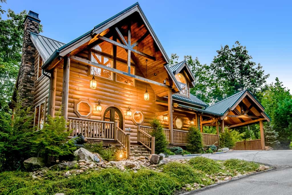 The exterior of a large cabin in Gatlinburg.