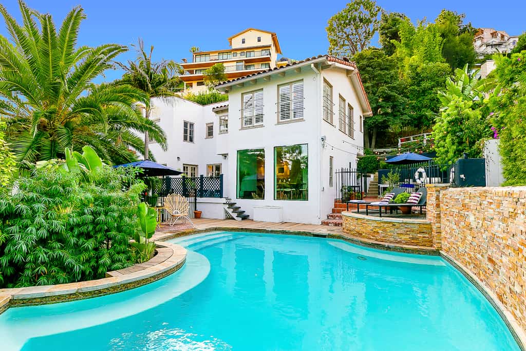 Image of a pet-friendly vacation rental in Los Angeles with a pool.