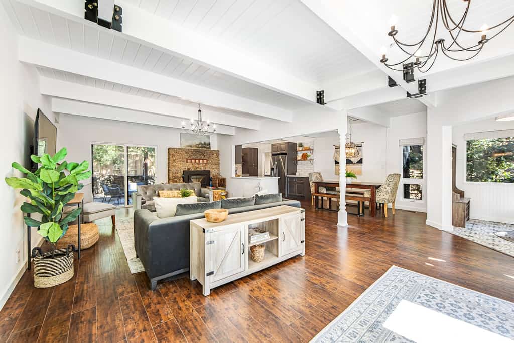 The living area of a vacation rental on Lake Arrowhead