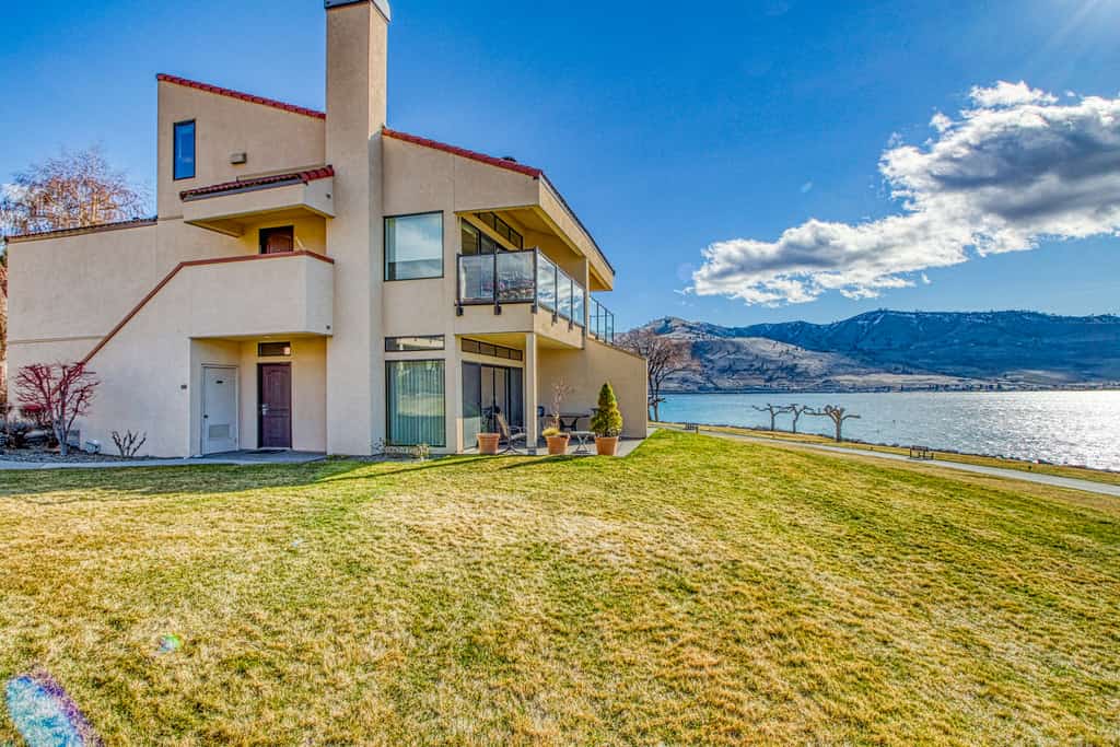 lakefront vacation rental with large yard next to Lake Chelan