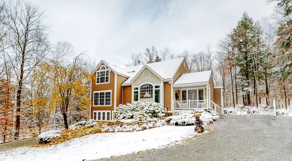 Vacation rental in Ludlow, Vermont with snow on the ground