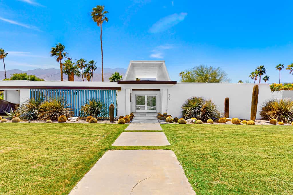 front of vacation rental in palm springs with mountains in the background