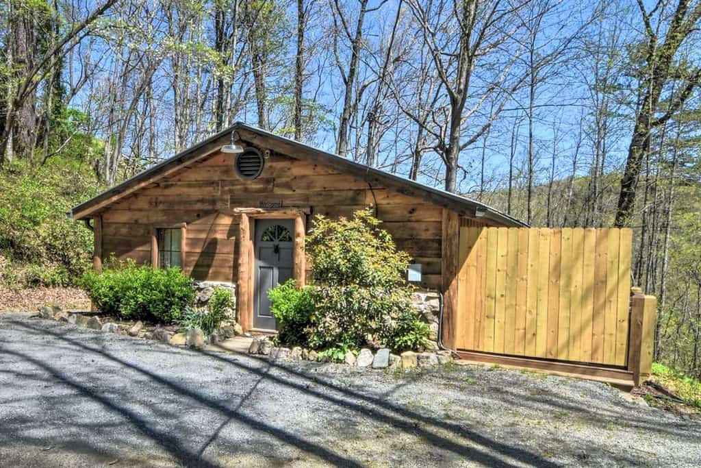 cabin located in blue ridge, ga