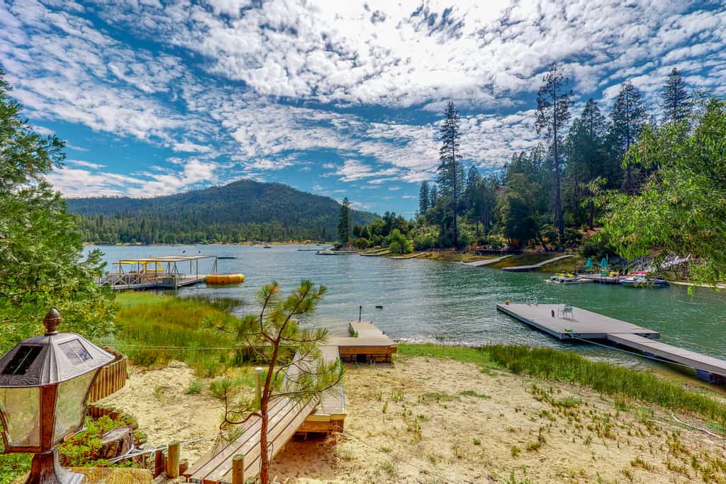 Lakefront vacation rentals in California: Bass Lake