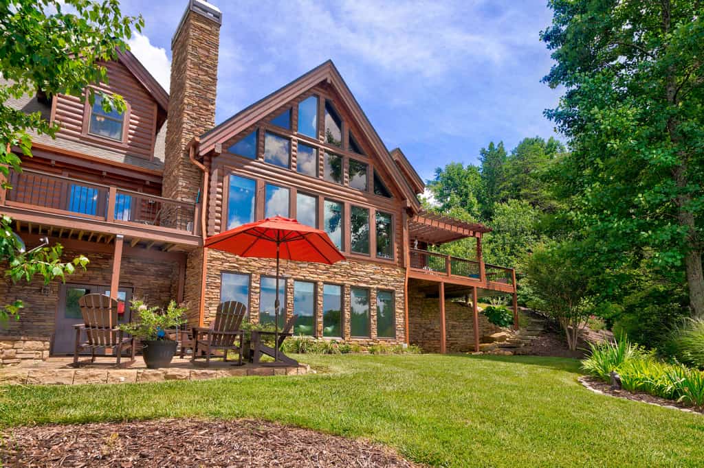 The best log cabin rentals in Dawsonville, GA.